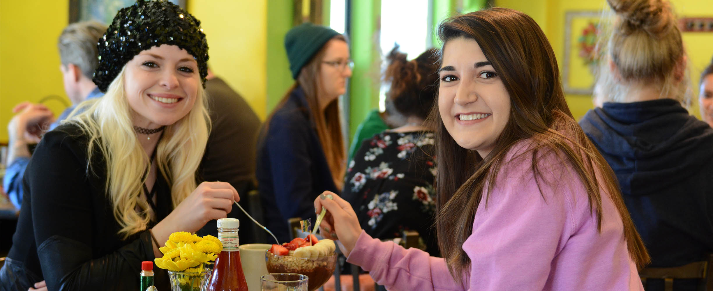 Breakfast and typical California-beach culture! One of our satisfactions is to see locals as well as Brazilian and travelers from all over the country and the world enjoy our dishes and juices... 